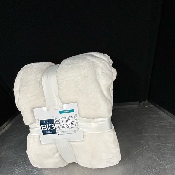 The Big One Plush Blanket Twin - Picture 3 of 7